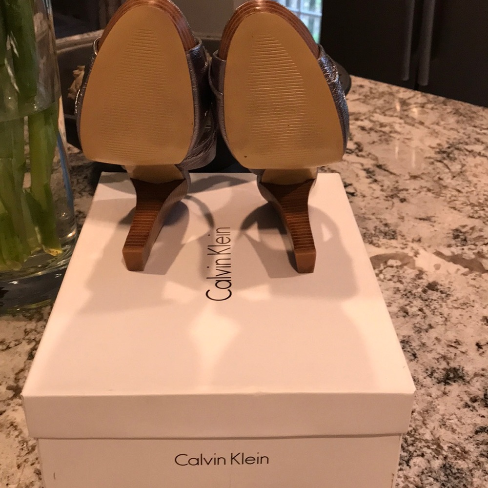 Calvin Klein Metallic Heel. Size 8 - Picture 5 of 8